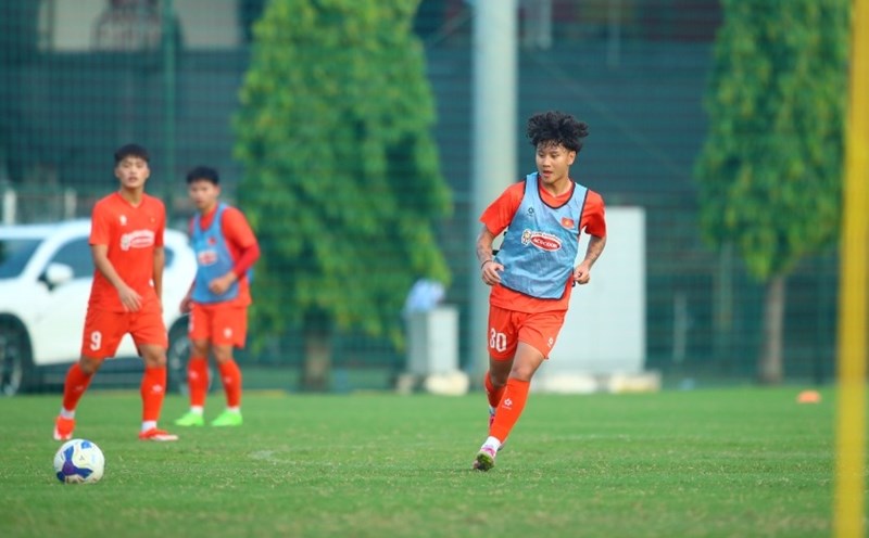 Tiền Đạo Alex Bùi Tỏa Sáng